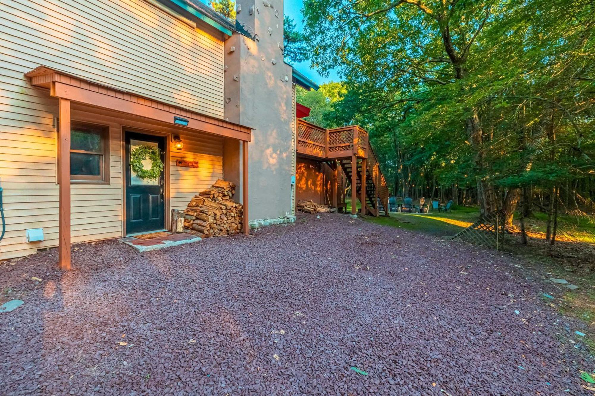 Poconos Ski Retreat With Sauna, Hot Tub, And Game Room เลคฮาร์โมนี ภายนอก รูปภาพ